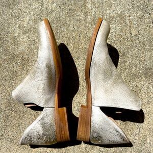 Metallic Cordani shoe. Super cute!!